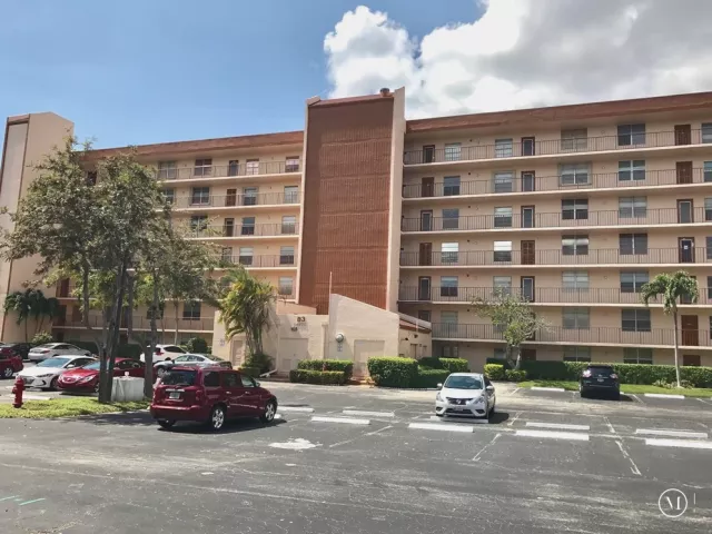 3-bedroom condo for sale in Aventura - 3250 NE 188th St 603 - MondialRealty