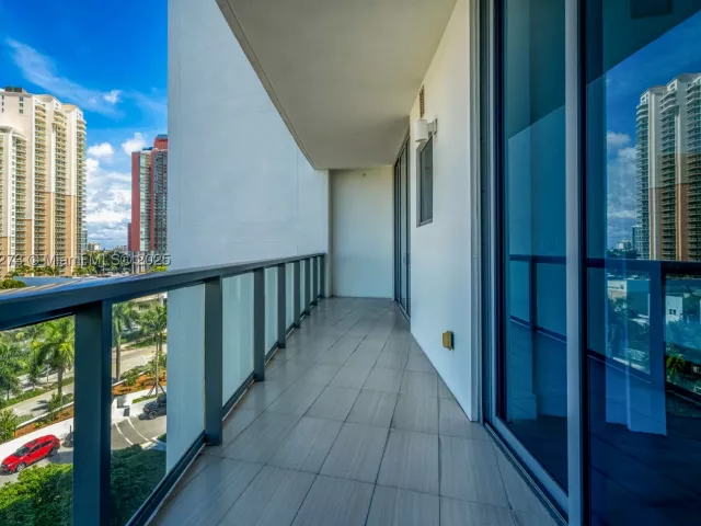 3-bedroom condo for sale in Aventura - 3250 NE 188th St 603 - MondialRealty