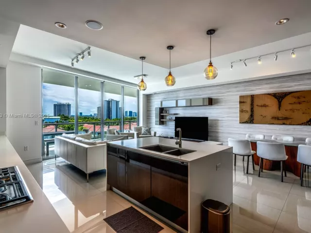 3-bedroom condo for sale in Aventura - 3250 NE 188th St 603 - MondialRealty