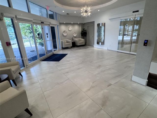 1-bedroom condo for sale in Hollywood - 3001 S Ocean Dr 907 - MondialRealty