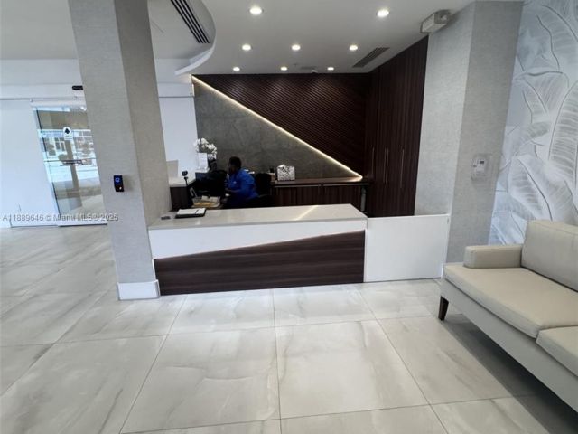 1-bedroom condo for sale in Hollywood - 3001 S Ocean Dr 907 - MondialRealty
