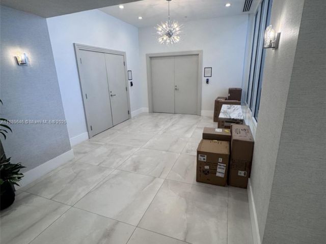 1-bedroom condo for sale in Hollywood - 3001 S Ocean Dr 907 - MondialRealty
