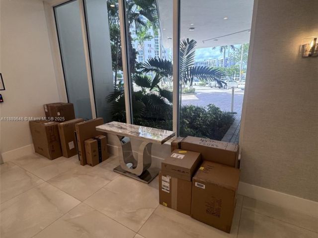 1-bedroom condo for sale in Hollywood - 3001 S Ocean Dr 907 - MondialRealty