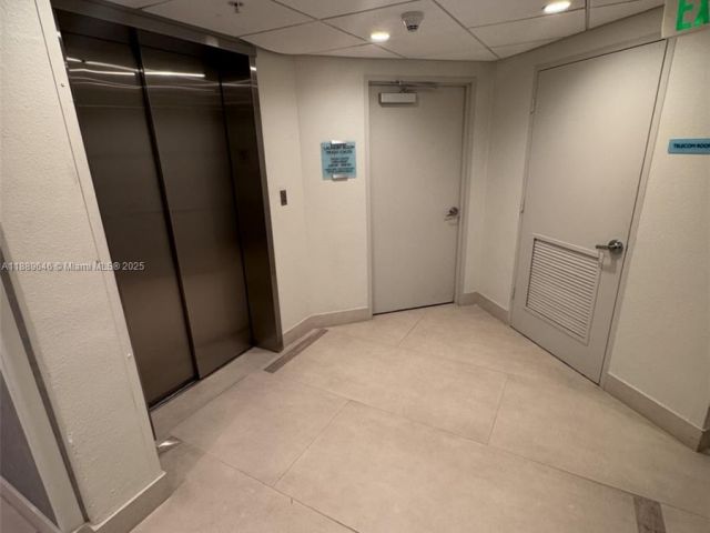 1-bedroom condo for sale in Hollywood - 3001 S Ocean Dr 907 - MondialRealty