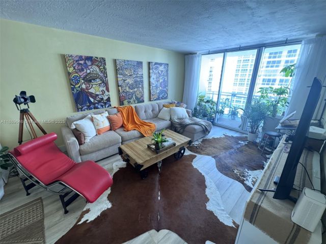 1-bedroom condo for sale in Hollywood - 3001 S Ocean Dr 907 - MondialRealty