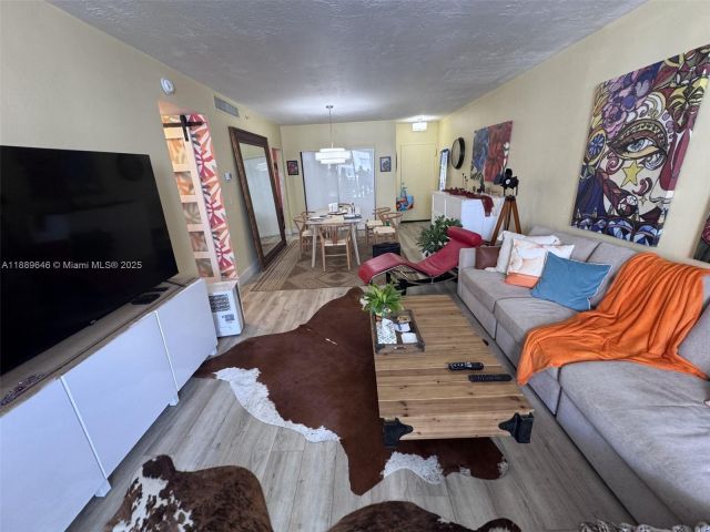 1-bedroom condo for sale in Hollywood - 3001 S Ocean Dr 907 - MondialRealty