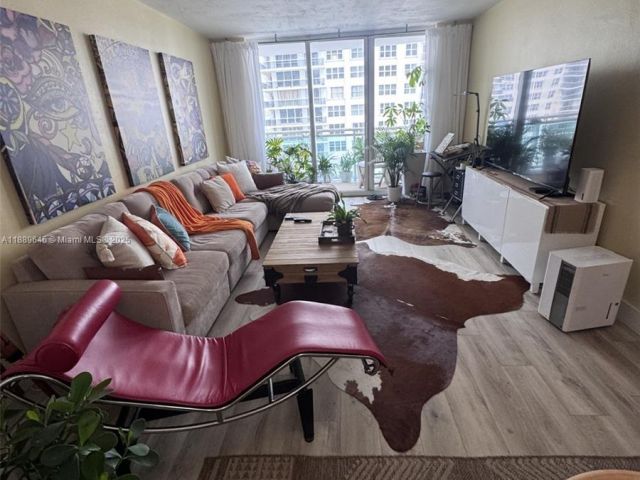 1-bedroom condo for sale in Hollywood - 3001 S Ocean Dr 907 - MondialRealty
