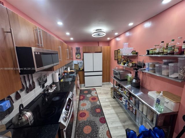 1-bedroom condo for sale in Hollywood - 3001 S Ocean Dr 907 - MondialRealty