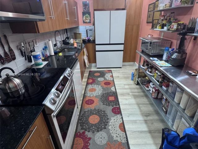 1-bedroom condo for sale in Hollywood - 3001 S Ocean Dr 907 - MondialRealty