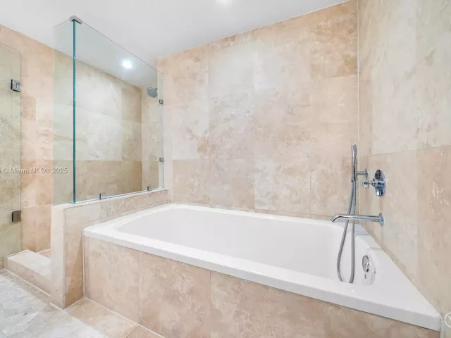 2-bedroom condo for sale in Miami Beach - 102 24th St 1215 - MondialRealty