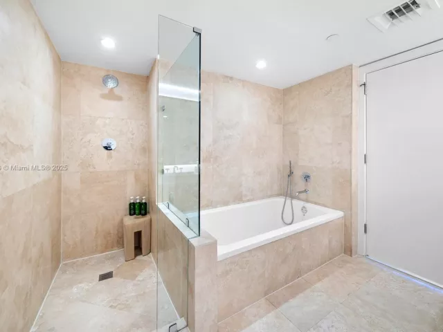 2-bedroom condo for sale in Miami Beach - 102 24th St 1215 - MondialRealty