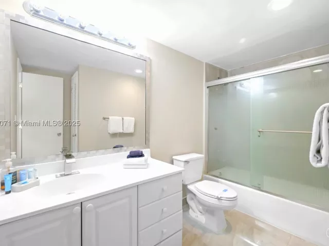 1-bedroom condo for sale in Sunny Isles Beach - 19370 Collins Ave 1425 - MondialRealty