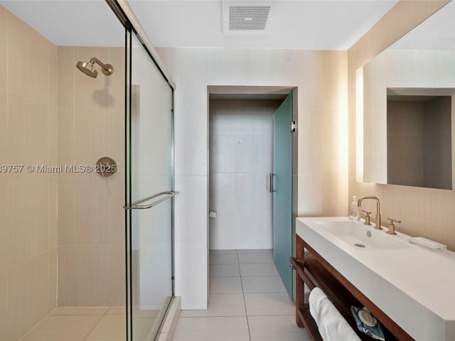 2-bedroom condo for sale in Fort Lauderdale - 3101 Bayshore Dr 1704 - MondialRealty