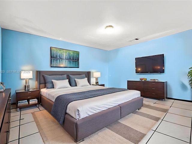 2-bedroom home for sale in Hollywood - 1024 N 24th Ave - MondialRealty