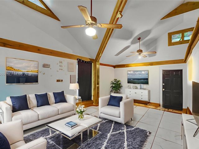 2-bedroom home for sale in Hollywood - 1024 N 24th Ave - MondialRealty