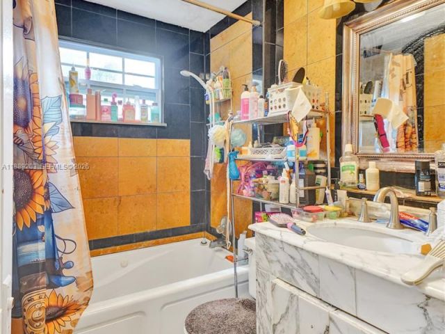 2-bedroom home for sale in Hollywood - 1024 N 24th Ave - MondialRealty