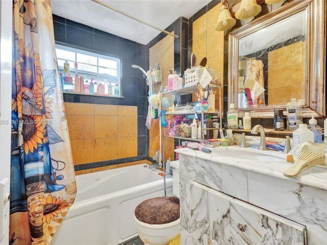2-bedroom home for sale in Hollywood - 1024 N 24th Ave - MondialRealty
