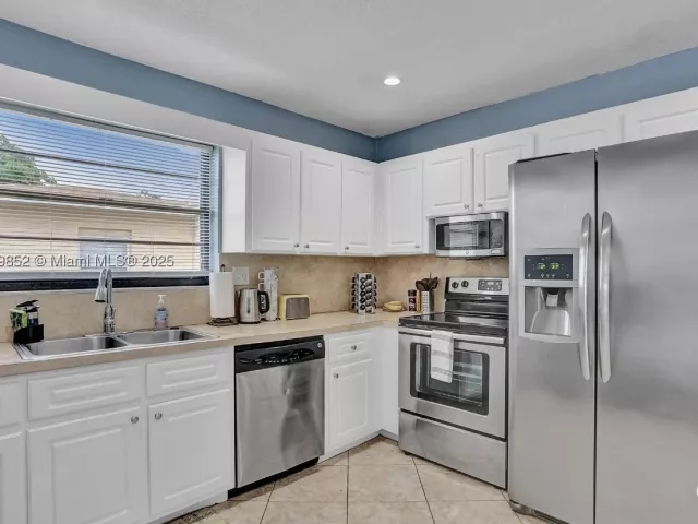 4-bedroom home for rent in Hallandale Beach - 208 SW 2nd Ave - MondialRealty