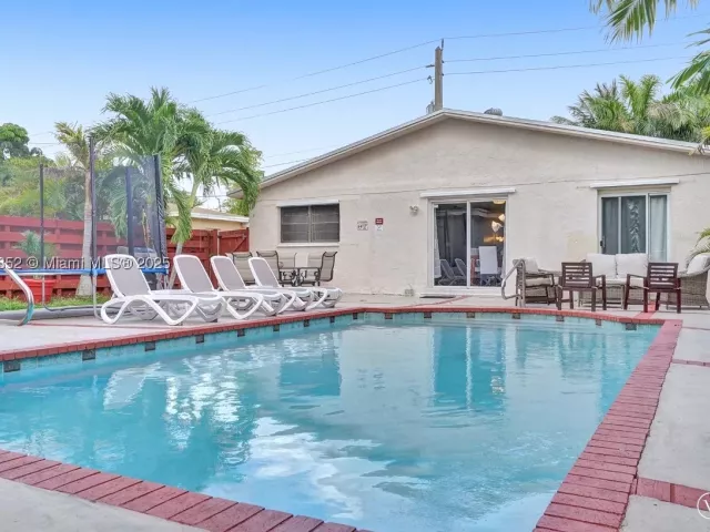 4-bedroom home for rent in Hallandale Beach - 208 SW 2nd Ave - MondialRealty