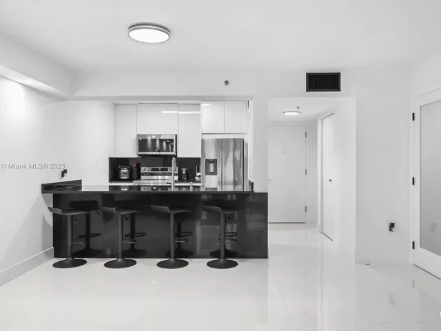 1-bedroom condo for rent in Miami - 1200 Brickell Bay Dr 2812 - MondialRealty