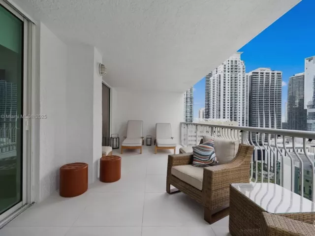 1-bedroom condo for rent in Miami - 1200 Brickell Bay Dr 2812 - MondialRealty