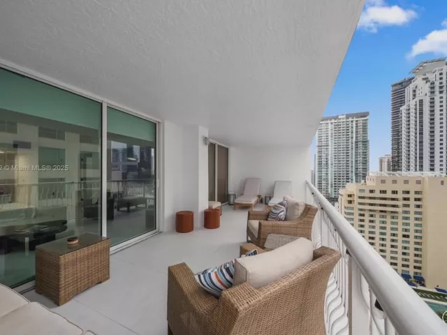 1-bedroom condo for rent in Miami - 1200 Brickell Bay Dr 2812 - MondialRealty