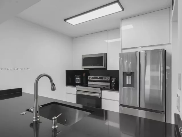 1-bedroom condo for rent in Miami - 1200 Brickell Bay Dr 2812 - MondialRealty