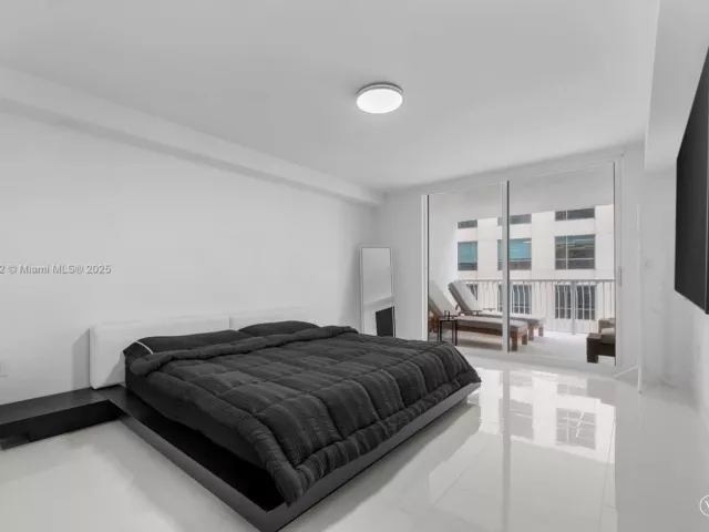 1-bedroom condo for rent in Miami - 1200 Brickell Bay Dr 2812 - MondialRealty