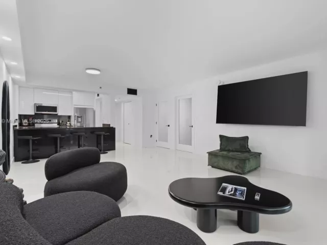 1-bedroom condo for rent in Miami - 1200 Brickell Bay Dr 2812 - MondialRealty