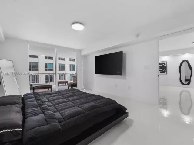 1-bedroom condo for rent in Miami - 1200 Brickell Bay Dr 2812 - MondialRealty