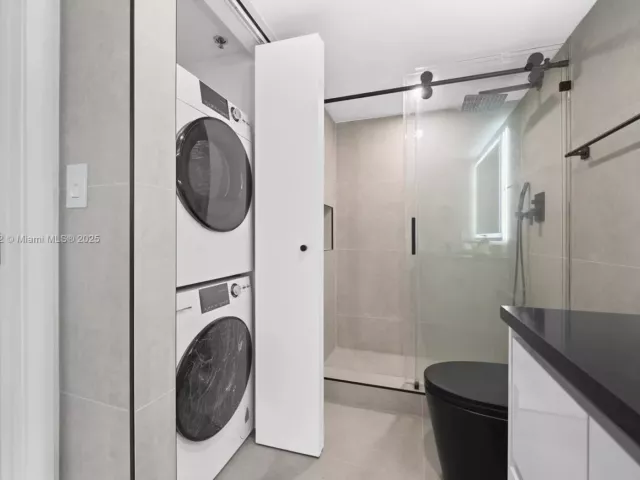 1-bedroom condo for rent in Miami - 1200 Brickell Bay Dr 2812 - MondialRealty