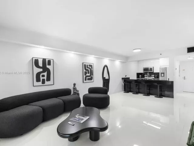 1-bedroom condo for rent in Miami - 1200 Brickell Bay Dr 2812 - MondialRealty