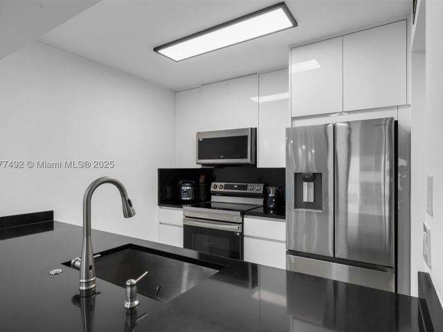 1-bedroom condo for rent in Miami - 1200 Brickell Bay Dr 2812 - MondialRealty