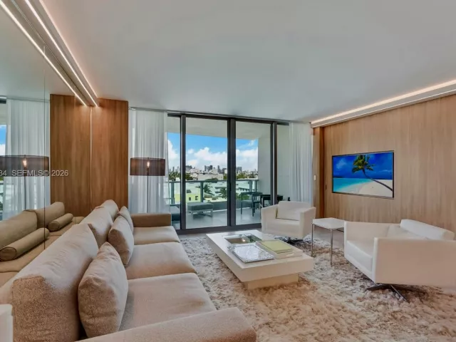 1-bedroom condo for sale in Miami Beach - 1455 Ocean Dr 811 - MondialRealty