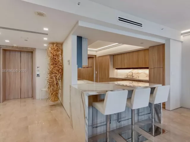 1-bedroom condo for sale in Miami Beach - 1455 Ocean Dr 811 - MondialRealty