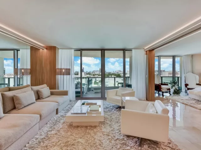 1-bedroom condo for sale in Miami Beach - 1455 Ocean Dr 811 - MondialRealty