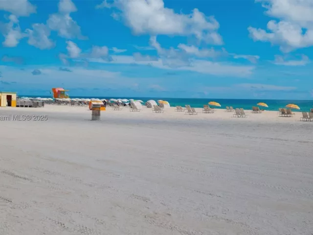 1-bedroom condo for sale in Miami Beach - 1455 Ocean Dr 811 - MondialRealty