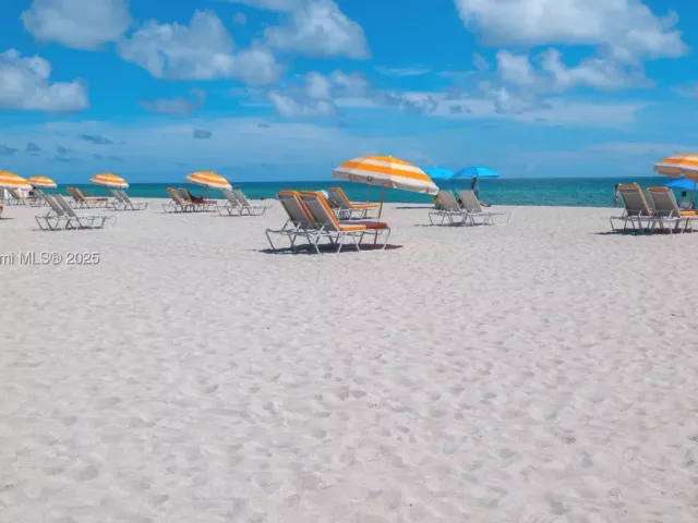 1-bedroom condo for sale in Miami Beach - 1455 Ocean Dr 811 - MondialRealty