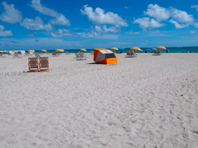 1-bedroom condo for sale in Miami Beach - 1455 Ocean Dr 811 - MondialRealty