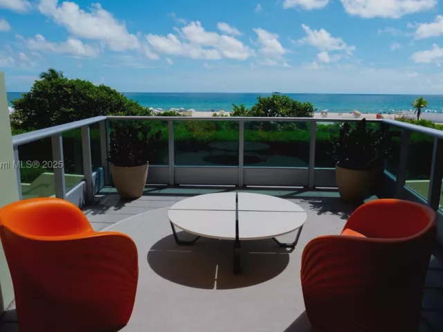 1-bedroom condo for sale in Miami Beach - 1455 Ocean Dr 811 - MondialRealty