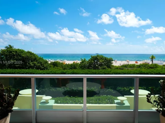 1-bedroom condo for sale in Miami Beach - 1455 Ocean Dr 811 - MondialRealty