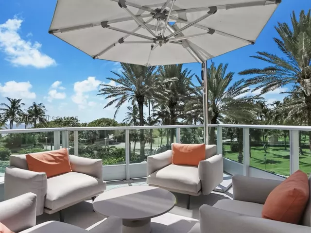 1-bedroom condo for sale in Miami Beach - 1455 Ocean Dr 811 - MondialRealty