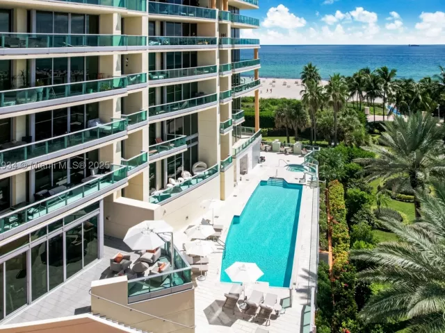 1-bedroom condo for sale in Miami Beach - 1455 Ocean Dr 811 - MondialRealty