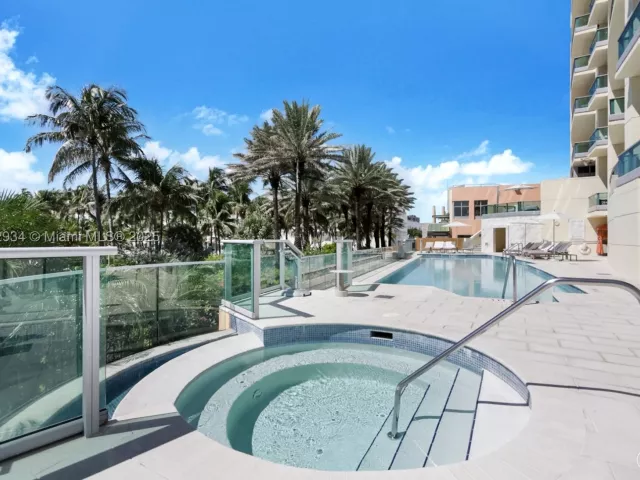 1-bedroom condo for sale in Miami Beach - 1455 Ocean Dr 811 - MondialRealty