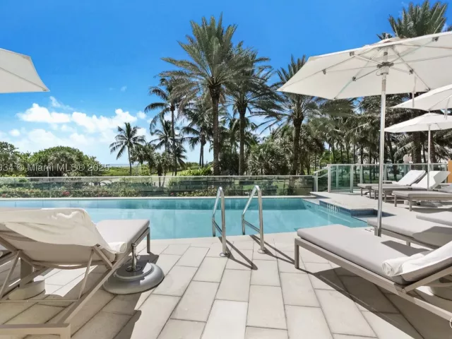 1-bedroom condo for sale in Miami Beach - 1455 Ocean Dr 811 - MondialRealty