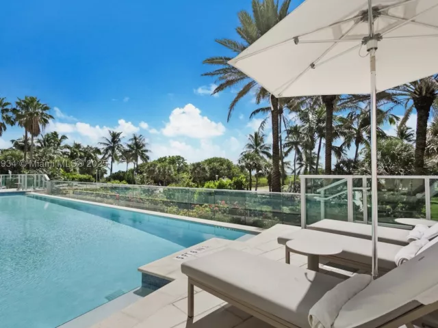 1-bedroom condo for sale in Miami Beach - 1455 Ocean Dr 811 - MondialRealty