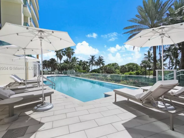 1-bedroom condo for sale in Miami Beach - 1455 Ocean Dr 811 - MondialRealty