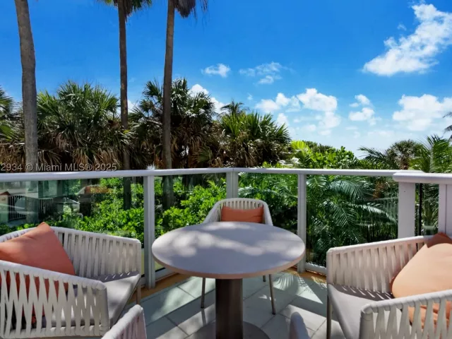 1-bedroom condo for sale in Miami Beach - 1455 Ocean Dr 811 - MondialRealty