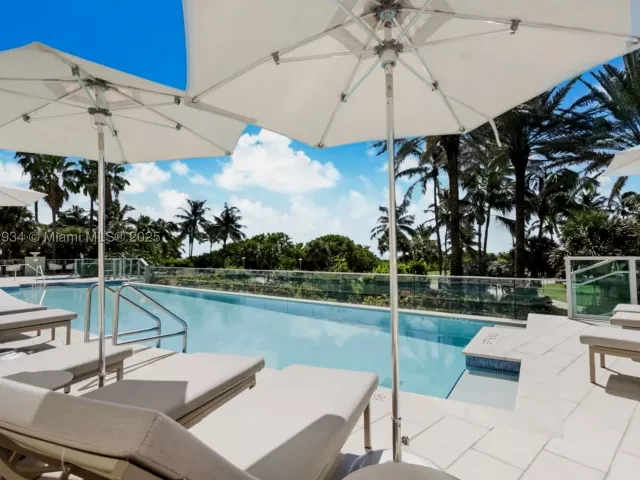 1-bedroom condo for sale in Miami Beach - 1455 Ocean Dr 811 - MondialRealty