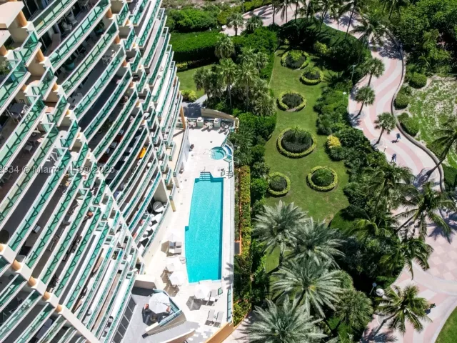 1-bedroom condo for sale in Miami Beach - 1455 Ocean Dr 811 - MondialRealty
